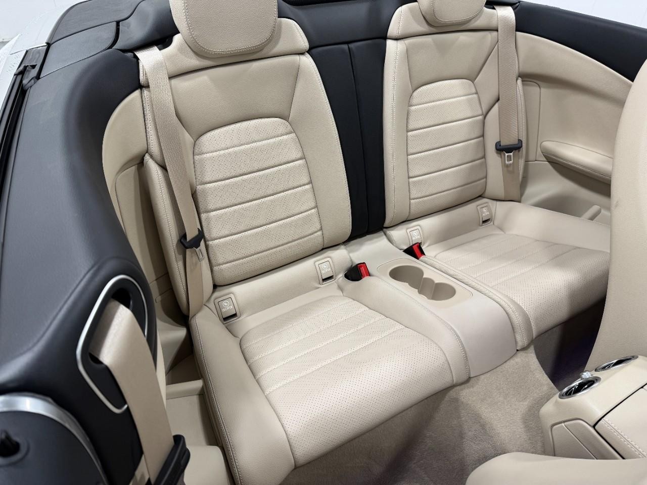 Mercedes-Benz C-Class Vehicle Full-screen Gallery Image 10