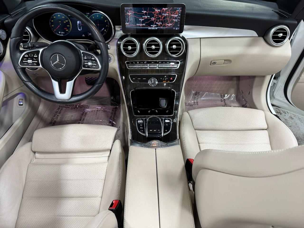 Mercedes-Benz C-Class Vehicle Full-screen Gallery Image 11