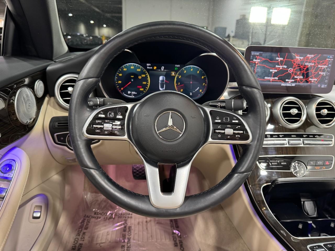 Mercedes-Benz C-Class Vehicle Full-screen Gallery Image 12