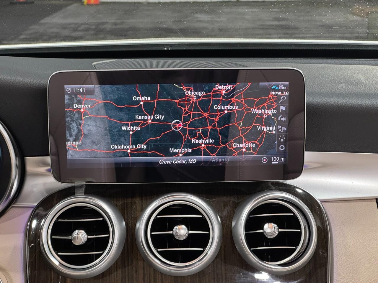 Mercedes-Benz C-Class Vehicle Full-screen Gallery Image 13