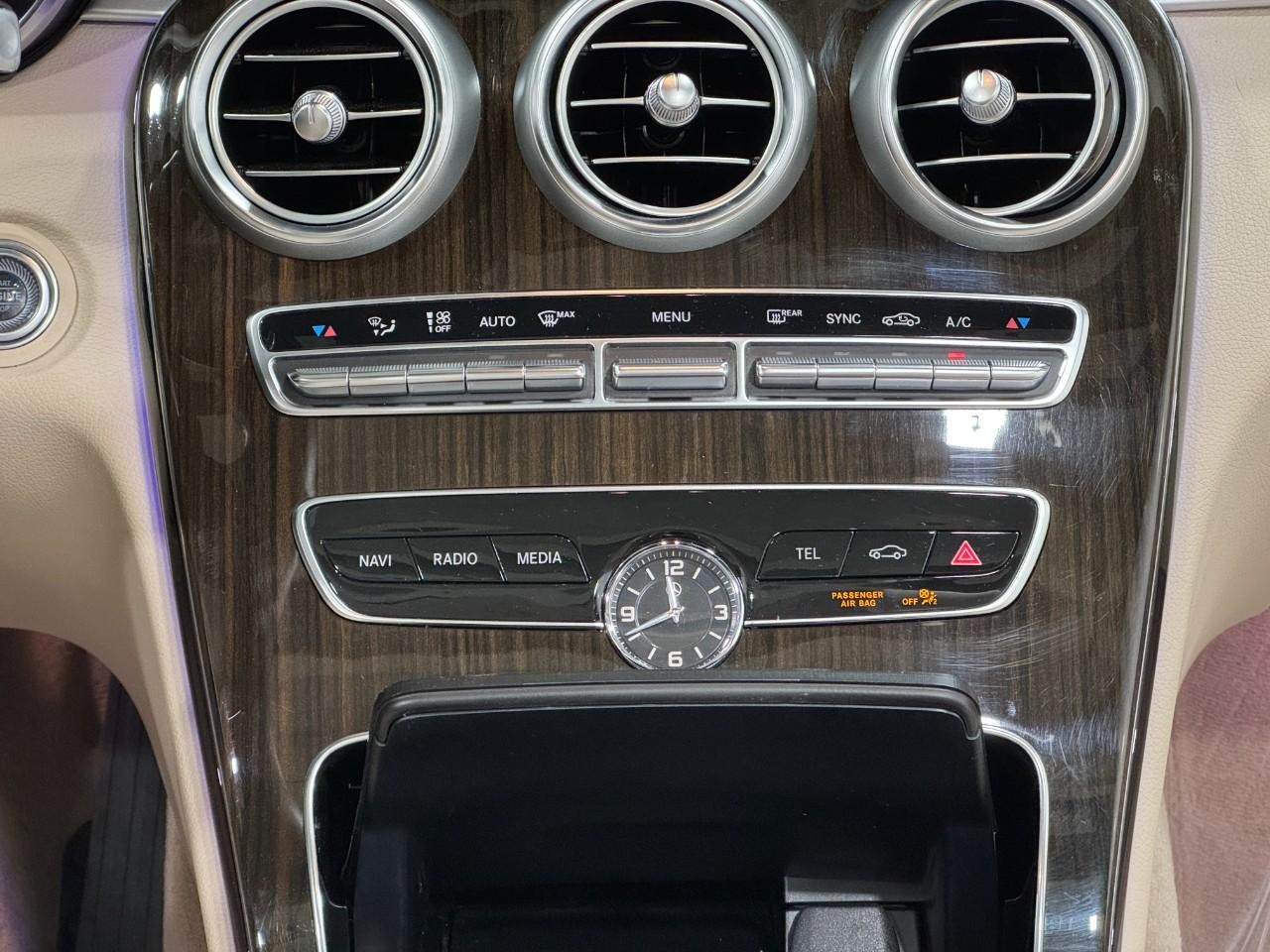 Mercedes-Benz C-Class Vehicle Full-screen Gallery Image 14