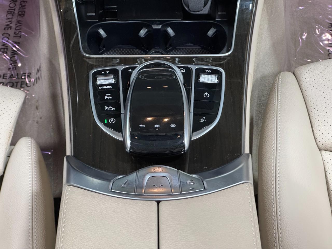 Mercedes-Benz C-Class Vehicle Full-screen Gallery Image 15