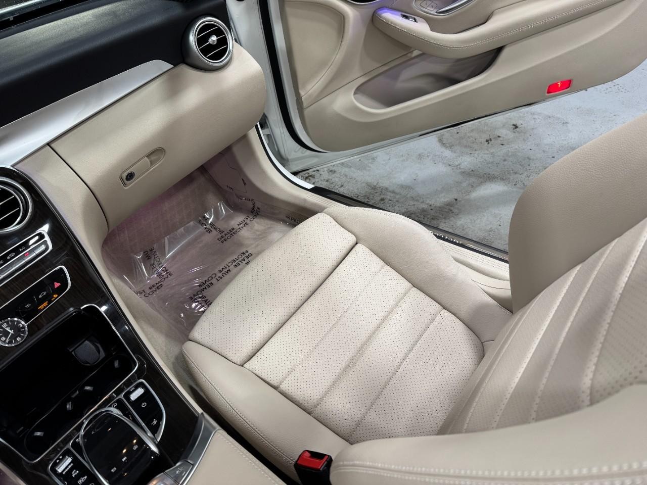 Mercedes-Benz C-Class Vehicle Full-screen Gallery Image 16