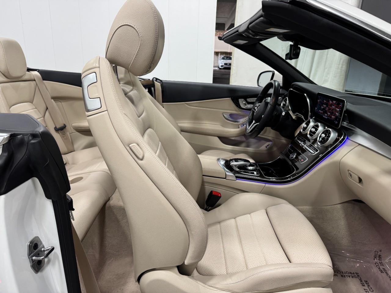 Mercedes-Benz C-Class Vehicle Full-screen Gallery Image 17