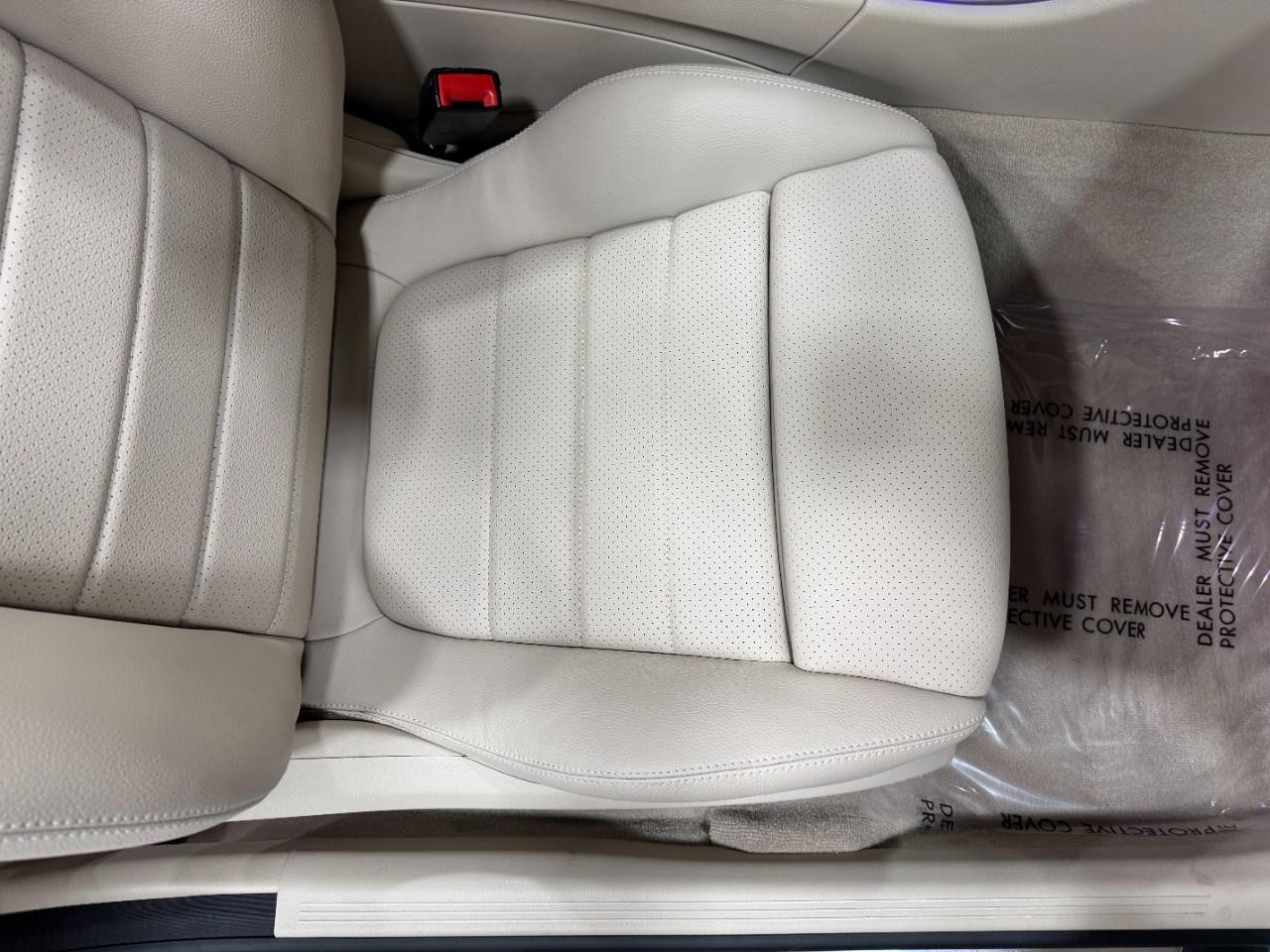 Mercedes-Benz C-Class Vehicle Full-screen Gallery Image 18