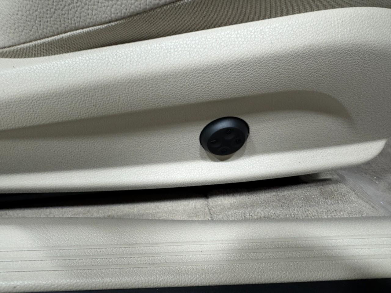 Mercedes-Benz C-Class Vehicle Full-screen Gallery Image 19