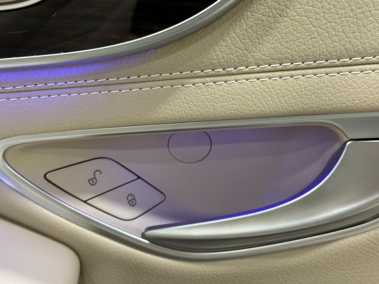 Mercedes-Benz C-Class Vehicle Full-screen Gallery Image 21