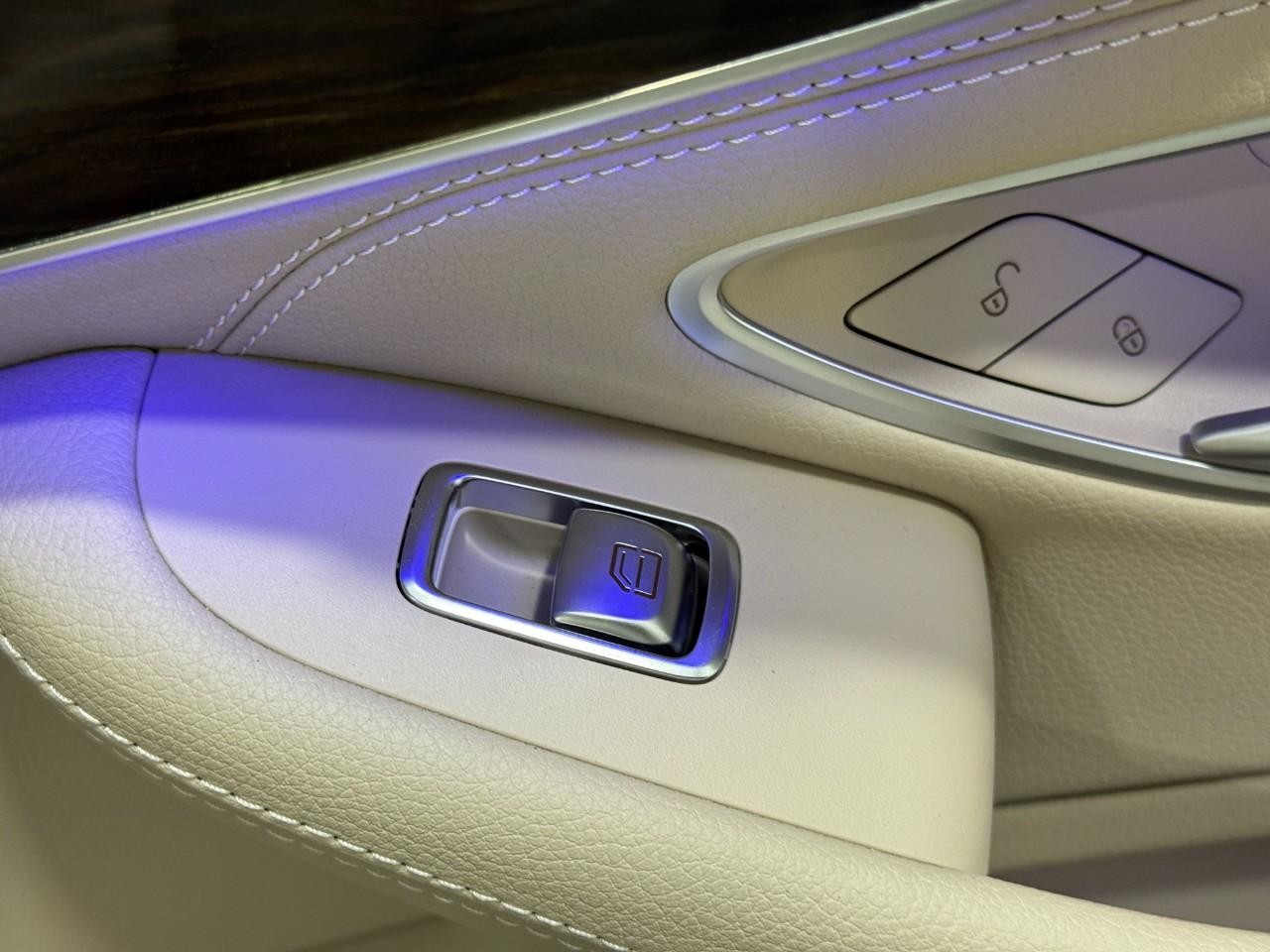 Mercedes-Benz C-Class Vehicle Full-screen Gallery Image 22