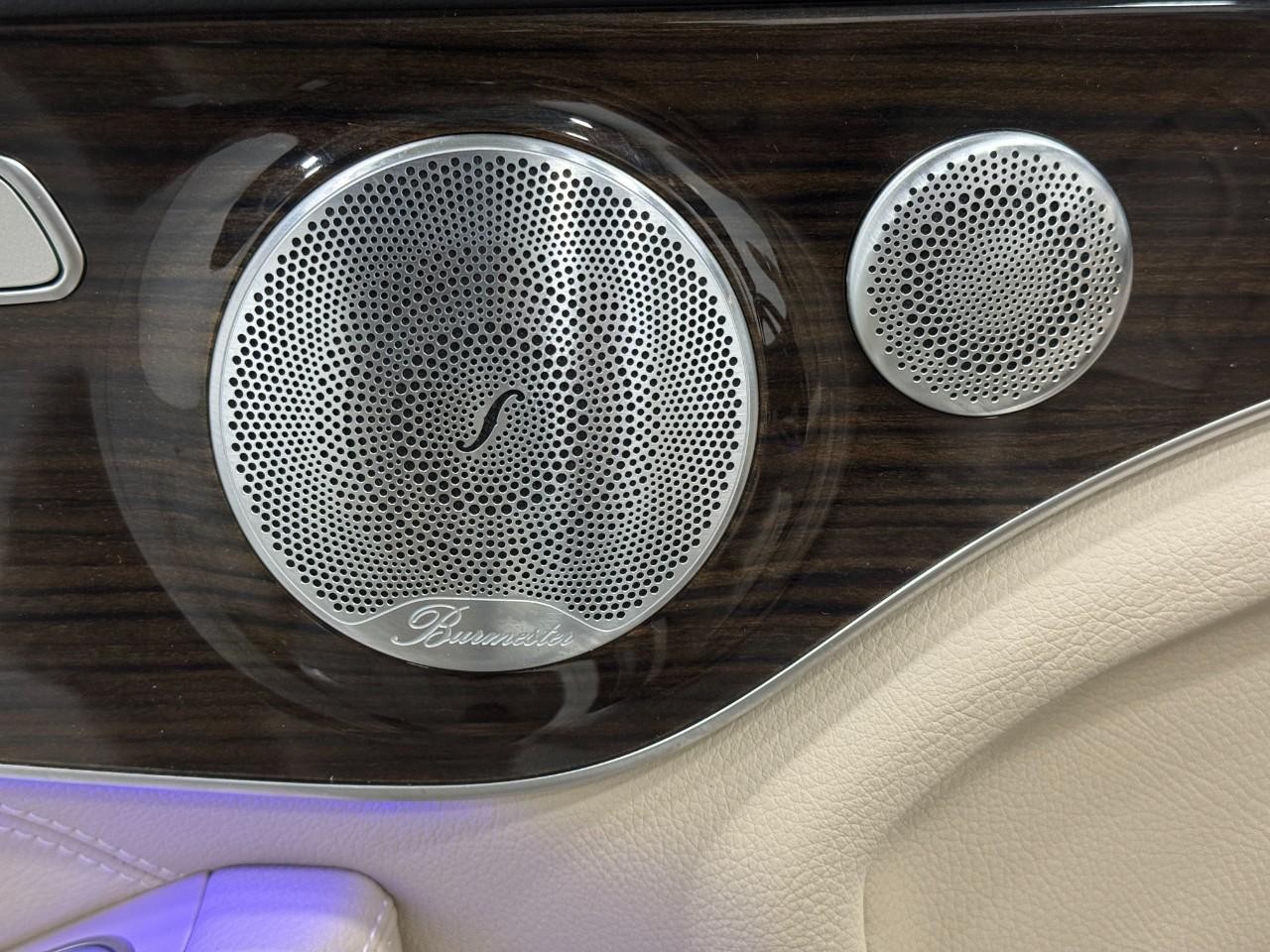 Mercedes-Benz C-Class Vehicle Full-screen Gallery Image 23