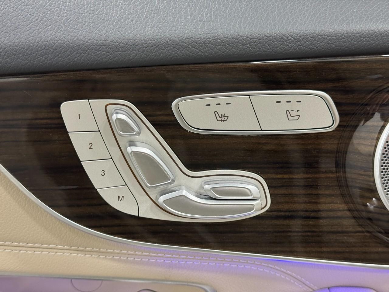 Mercedes-Benz C-Class Vehicle Full-screen Gallery Image 24