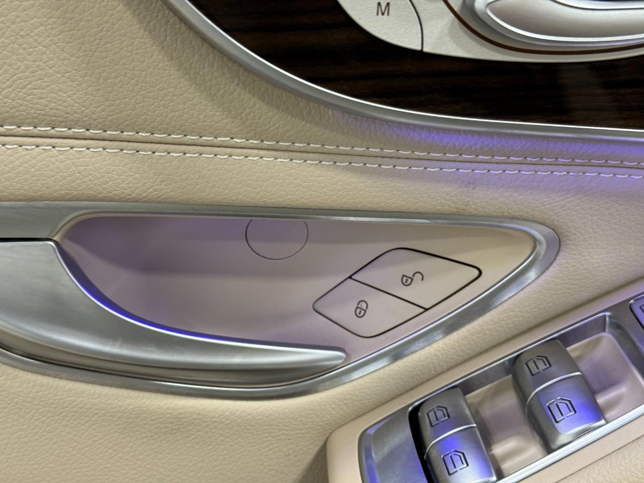 Mercedes-Benz C-Class Vehicle Full-screen Gallery Image 25