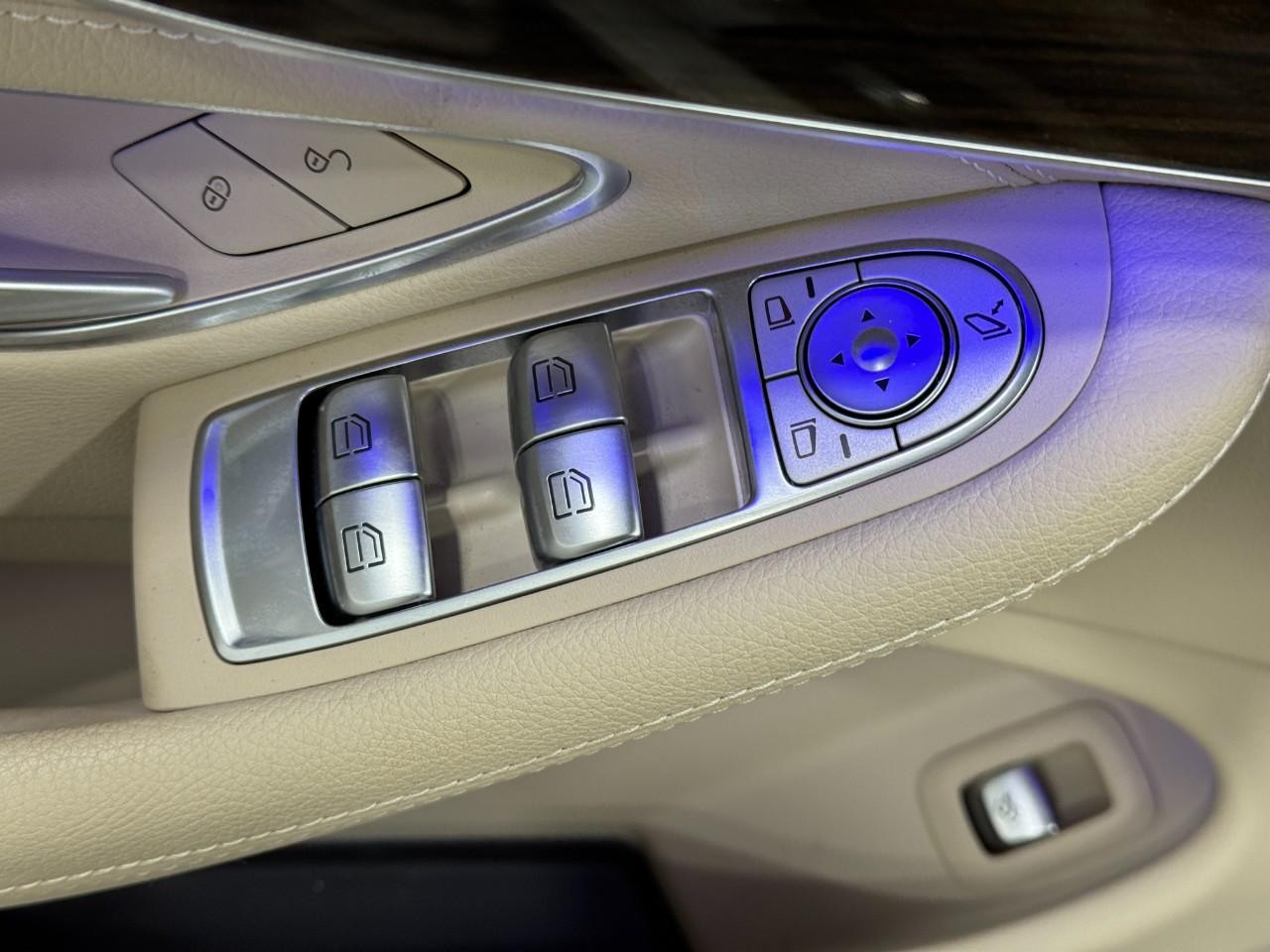 Mercedes-Benz C-Class Vehicle Full-screen Gallery Image 26