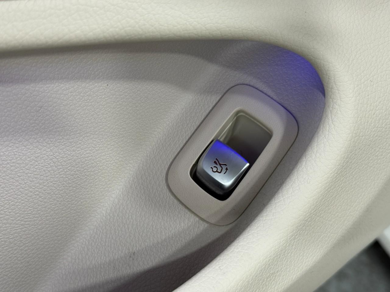 Mercedes-Benz C-Class Vehicle Full-screen Gallery Image 27