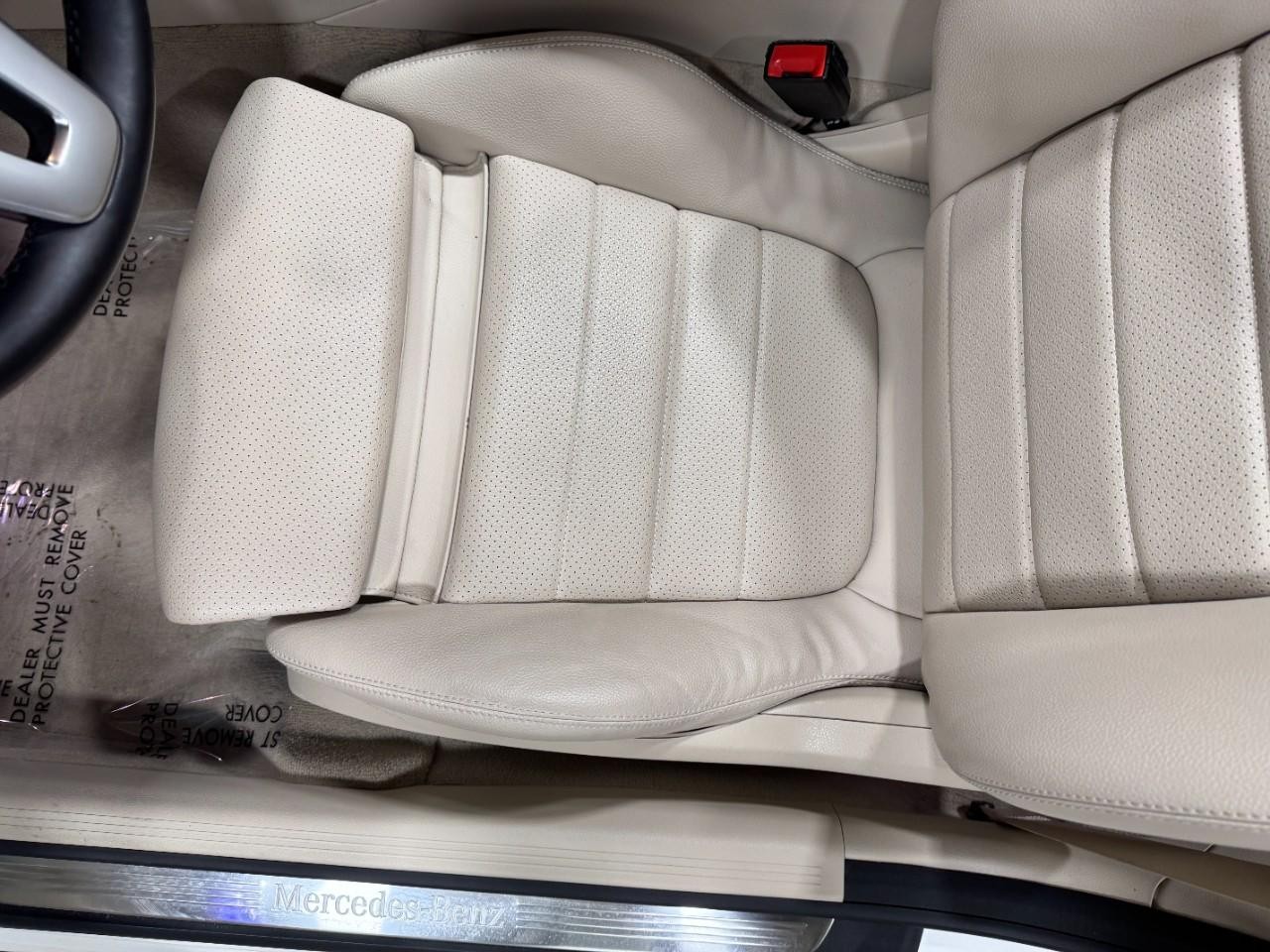 Mercedes-Benz C-Class Vehicle Full-screen Gallery Image 29