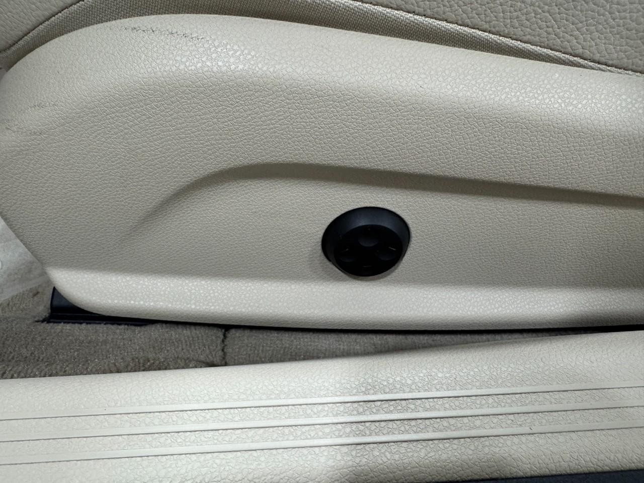 Mercedes-Benz C-Class Vehicle Full-screen Gallery Image 30