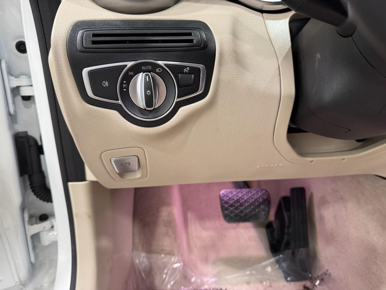 Mercedes-Benz C-Class Vehicle Full-screen Gallery Image 31