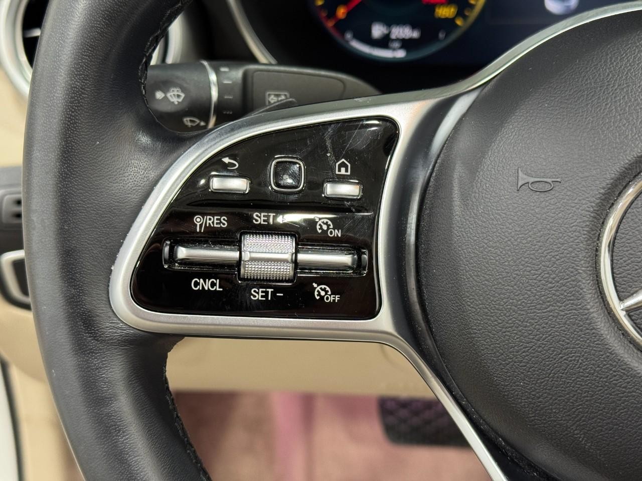 Mercedes-Benz C-Class Vehicle Full-screen Gallery Image 32