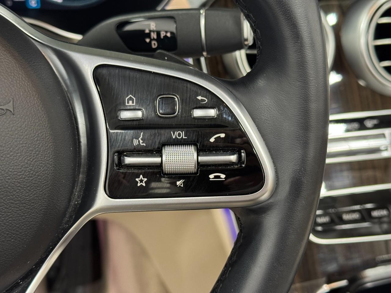 Mercedes-Benz C-Class Vehicle Full-screen Gallery Image 33