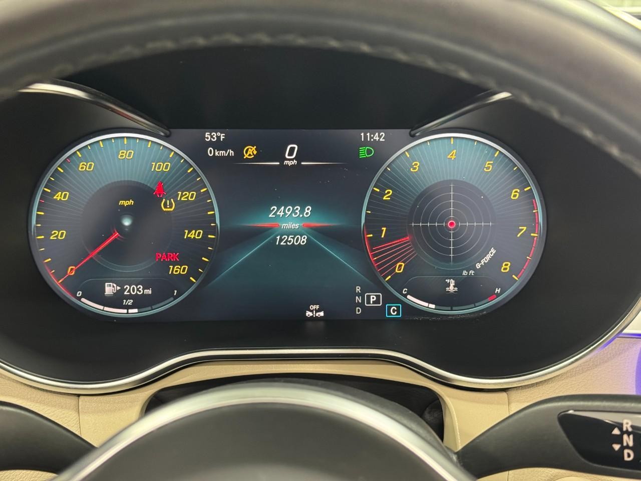 Mercedes-Benz C-Class Vehicle Full-screen Gallery Image 34