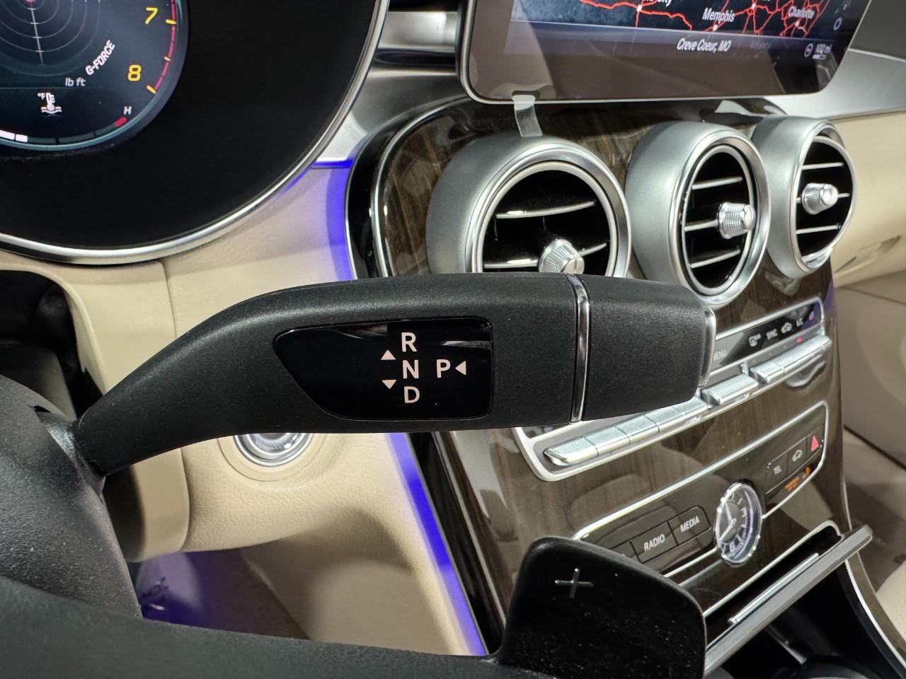 Mercedes-Benz C-Class Vehicle Full-screen Gallery Image 35