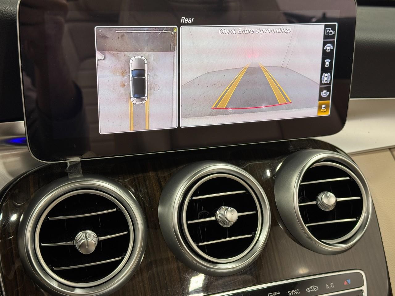 Mercedes-Benz C-Class Vehicle Full-screen Gallery Image 36