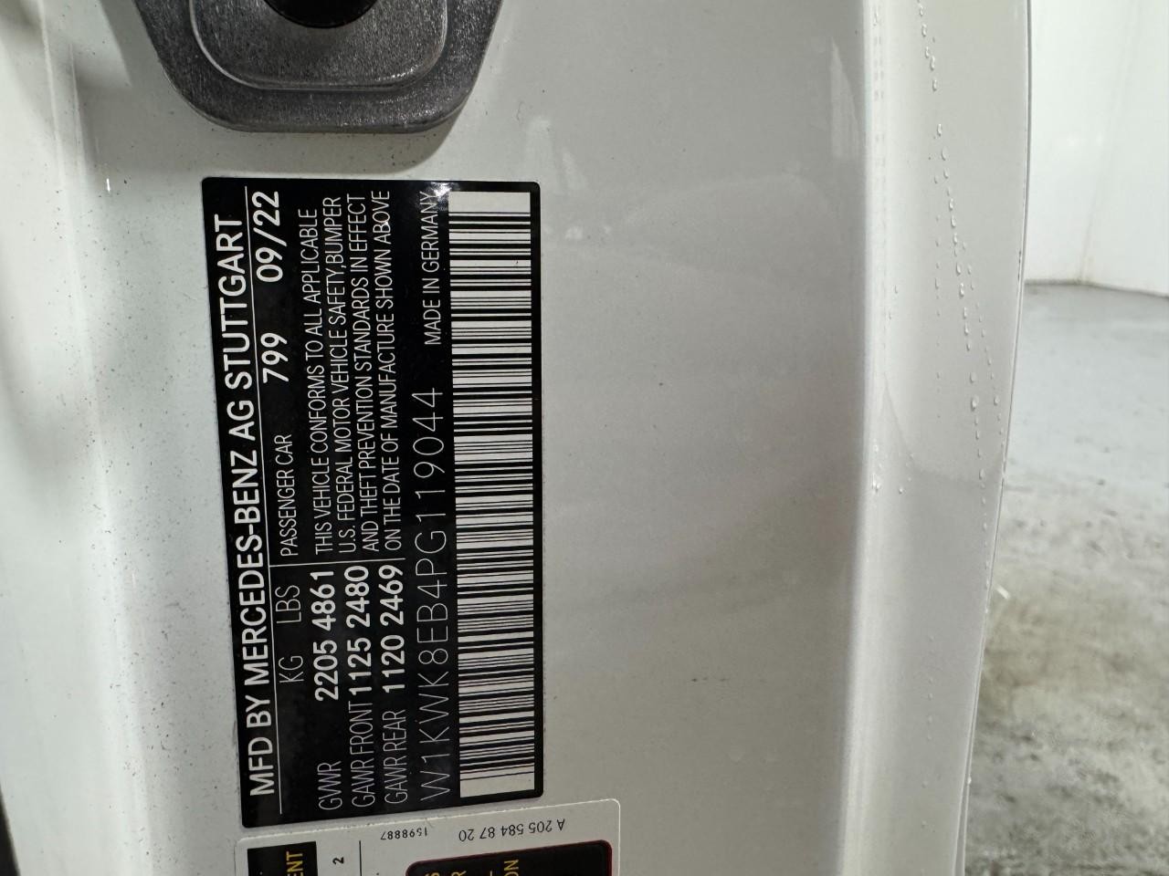 Mercedes-Benz C-Class Vehicle Full-screen Gallery Image 37