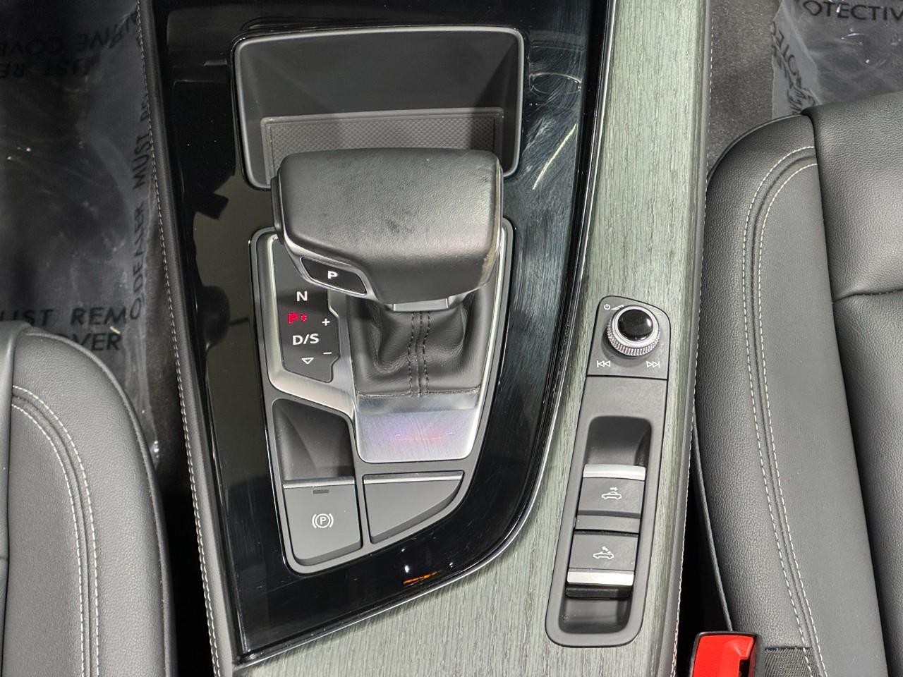 Audi A5 Cabriolet Vehicle Full-screen Gallery Image 16