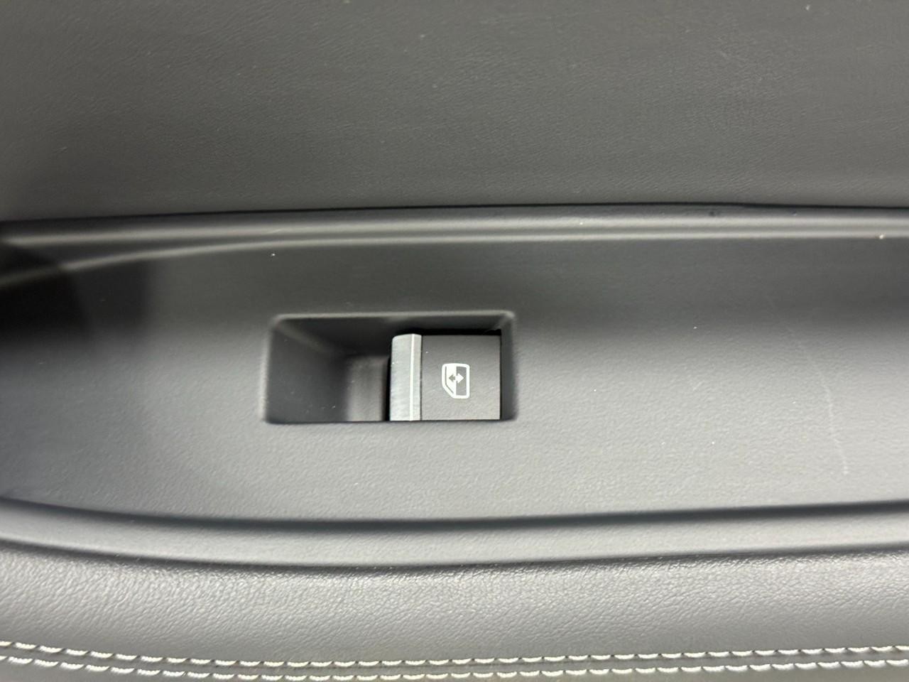 Audi A5 Cabriolet Vehicle Full-screen Gallery Image 22