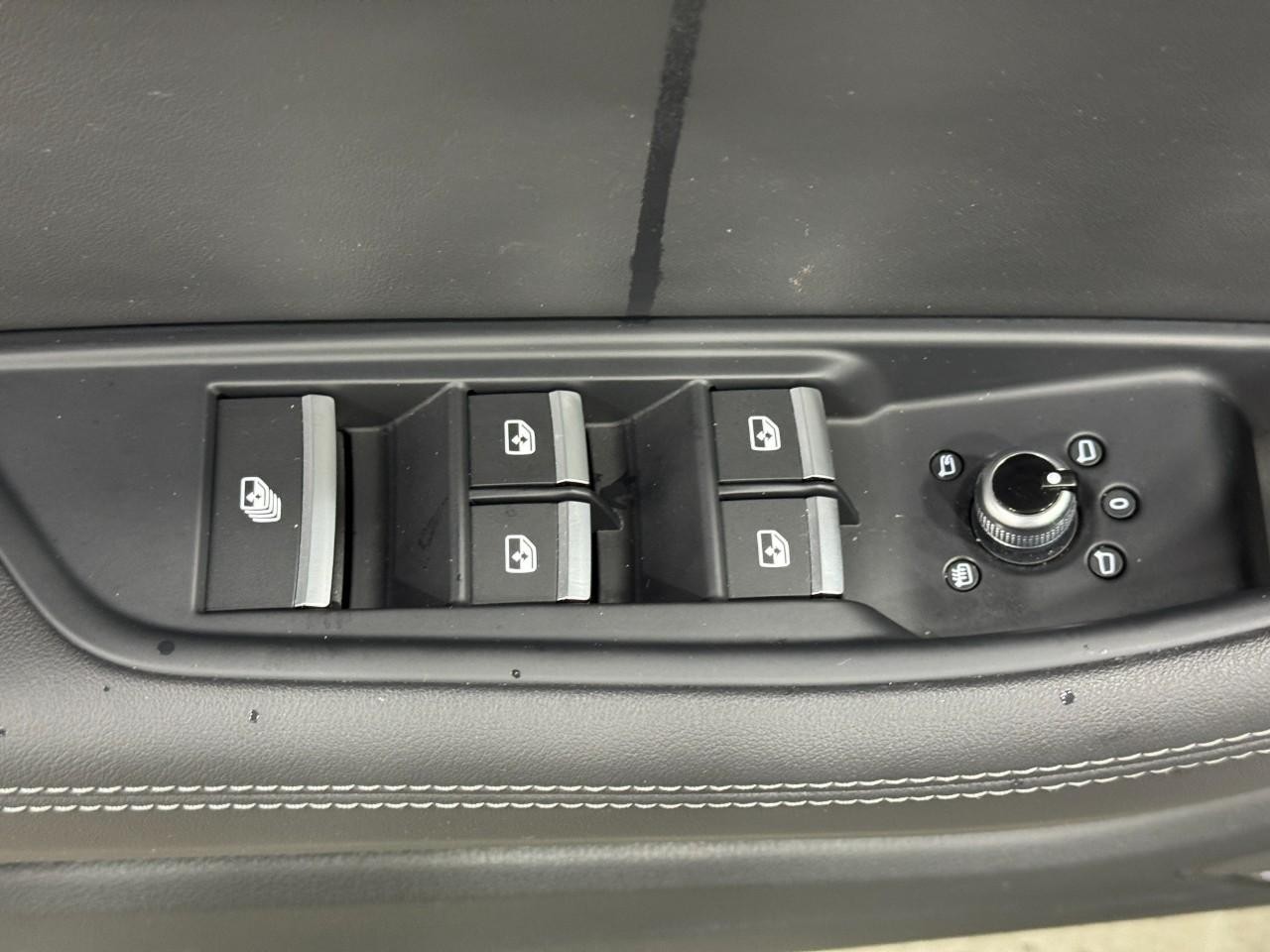 Audi A5 Cabriolet Vehicle Full-screen Gallery Image 24