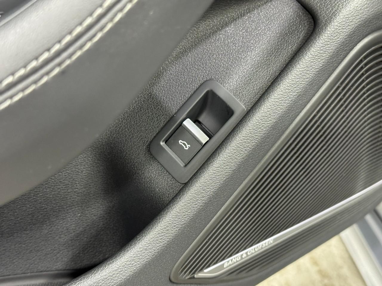 Audi A5 Cabriolet Vehicle Full-screen Gallery Image 25