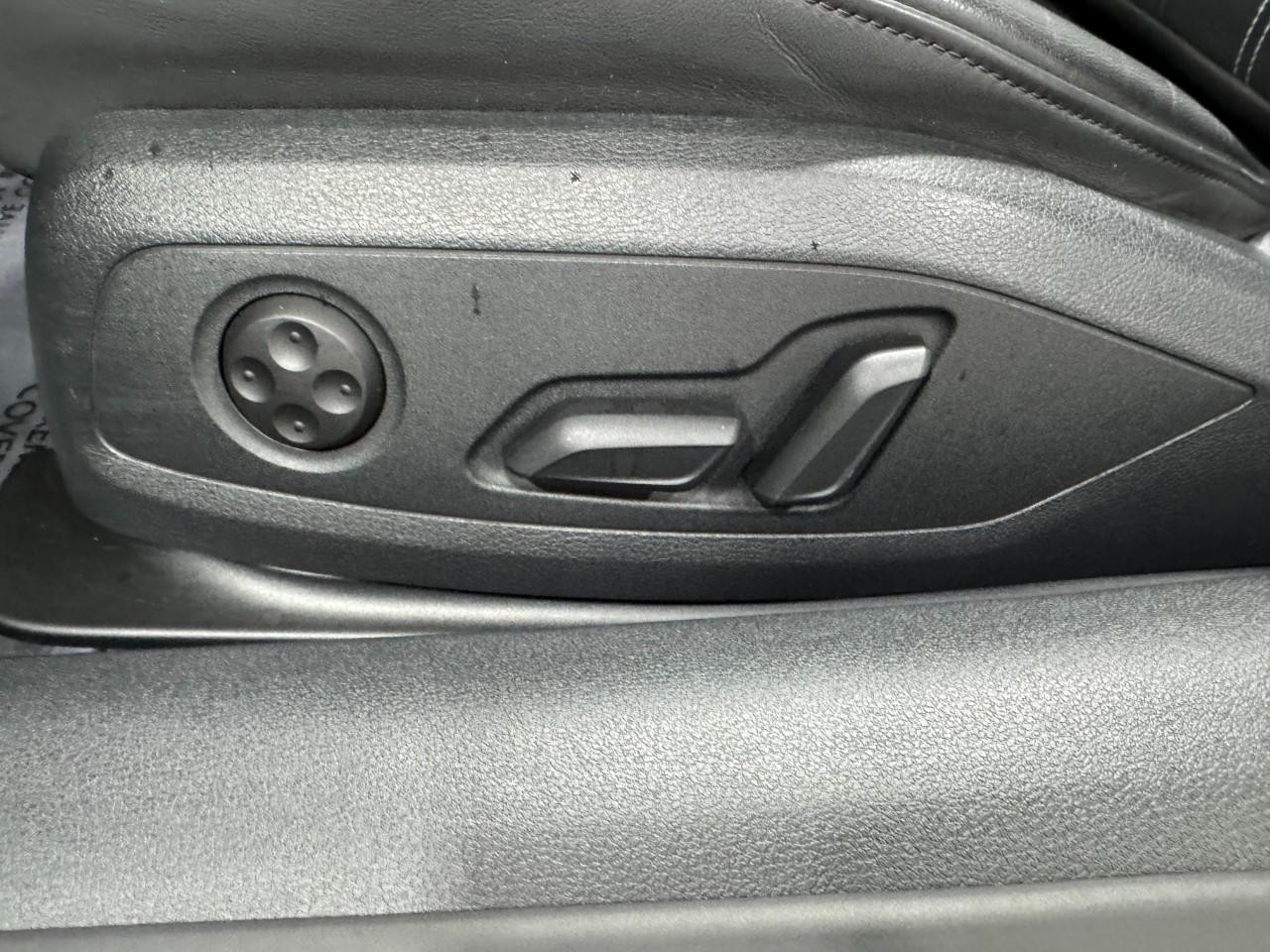 Audi A5 Cabriolet Vehicle Full-screen Gallery Image 29