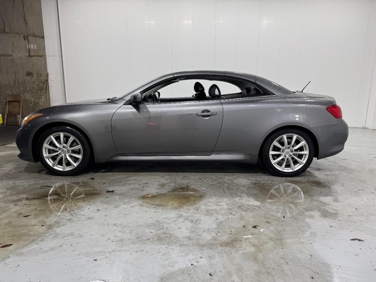 INFINITI G37 Convertible Vehicle Full-screen Gallery Image 2