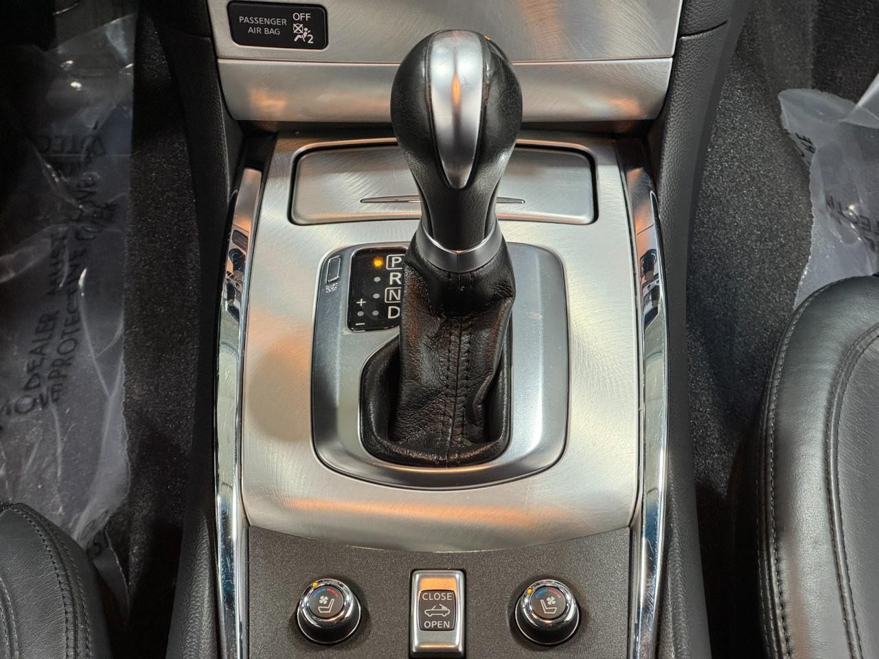 INFINITI G37 Convertible Vehicle Full-screen Gallery Image 15