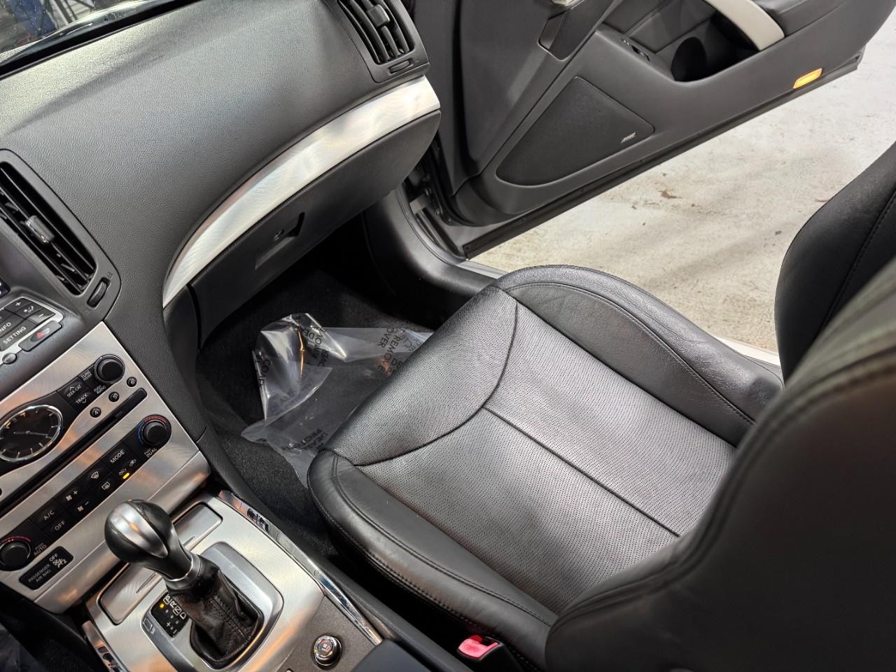 INFINITI G37 Convertible Vehicle Full-screen Gallery Image 16