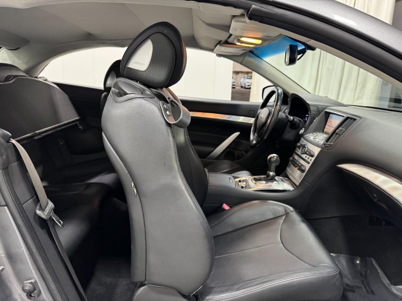 INFINITI G37 Convertible Vehicle Full-screen Gallery Image 17