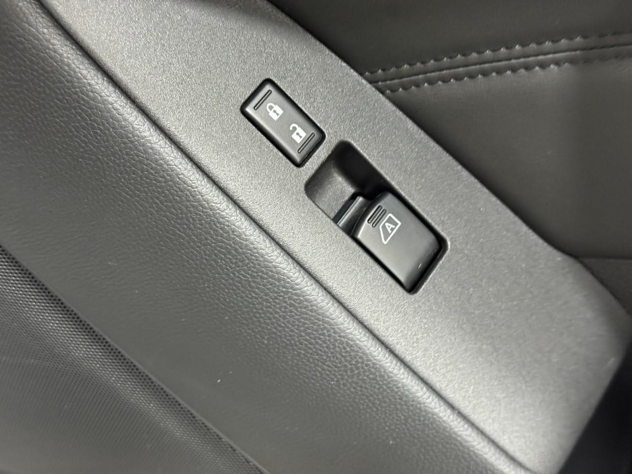 INFINITI G37 Convertible Vehicle Full-screen Gallery Image 20