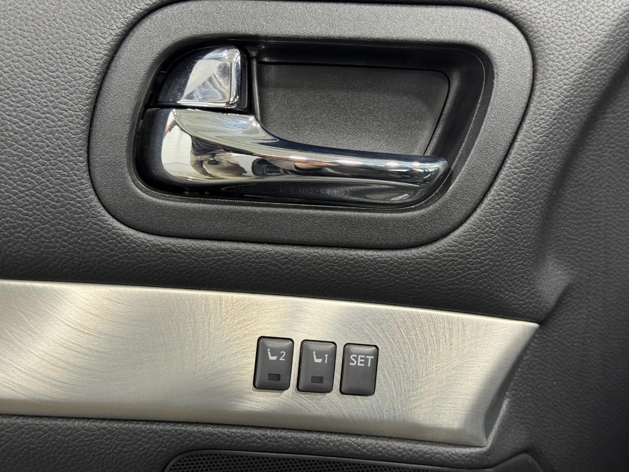 INFINITI G37 Convertible Vehicle Full-screen Gallery Image 21