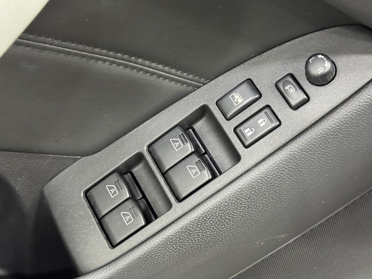 INFINITI G37 Convertible Vehicle Full-screen Gallery Image 22