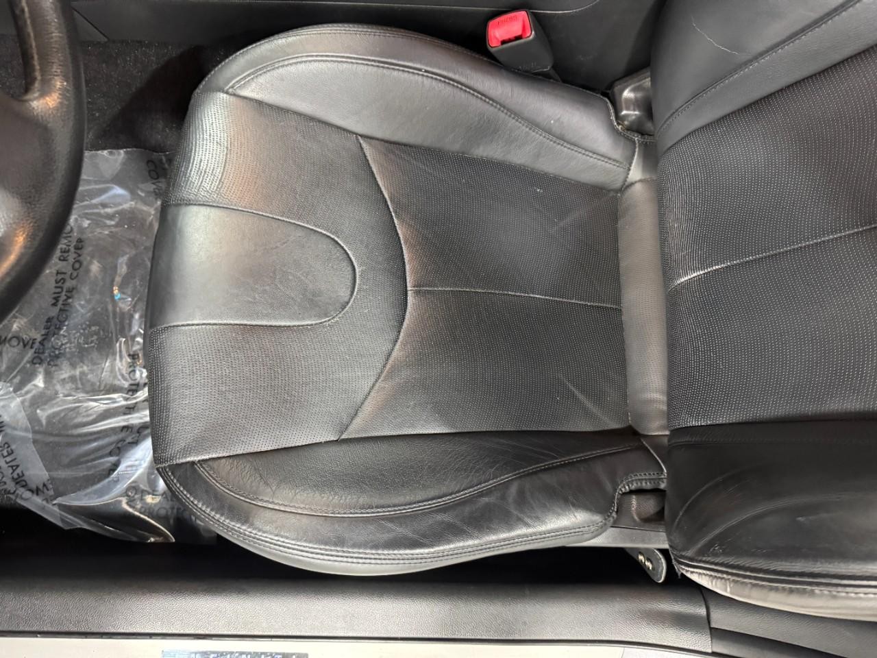 INFINITI G37 Convertible Vehicle Full-screen Gallery Image 25