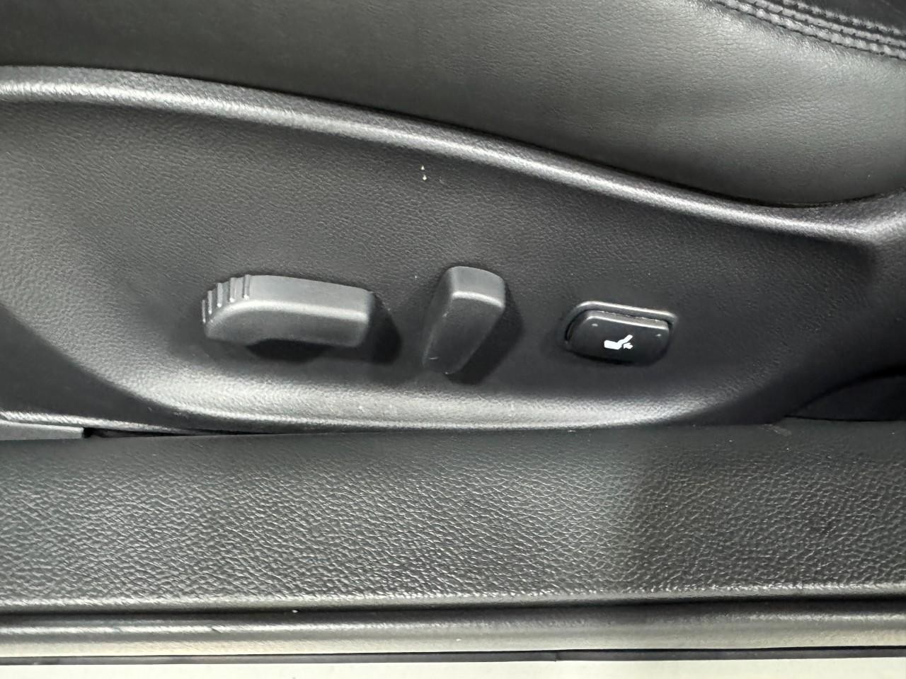 INFINITI G37 Convertible Vehicle Full-screen Gallery Image 26