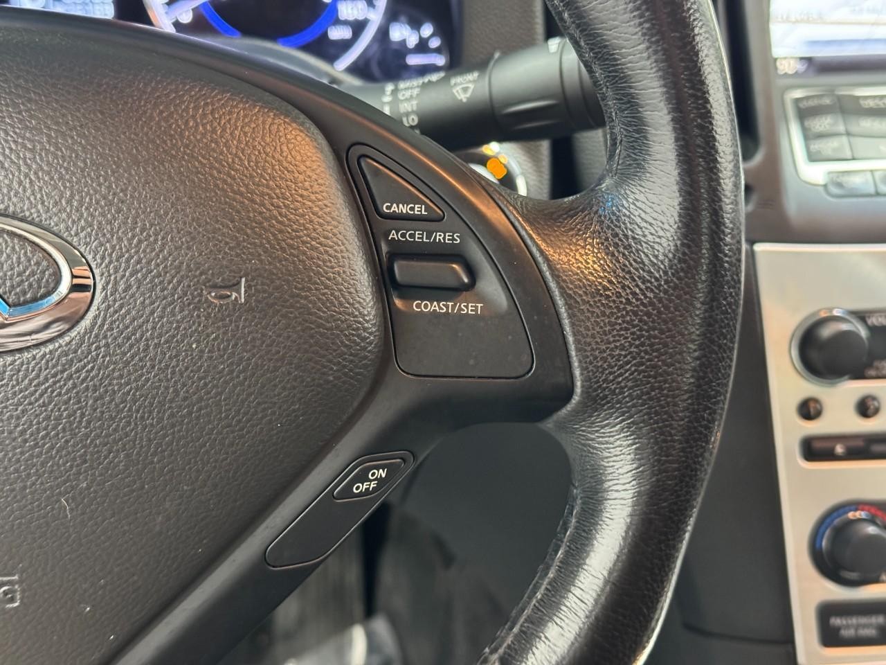 INFINITI G37 Convertible Vehicle Full-screen Gallery Image 29