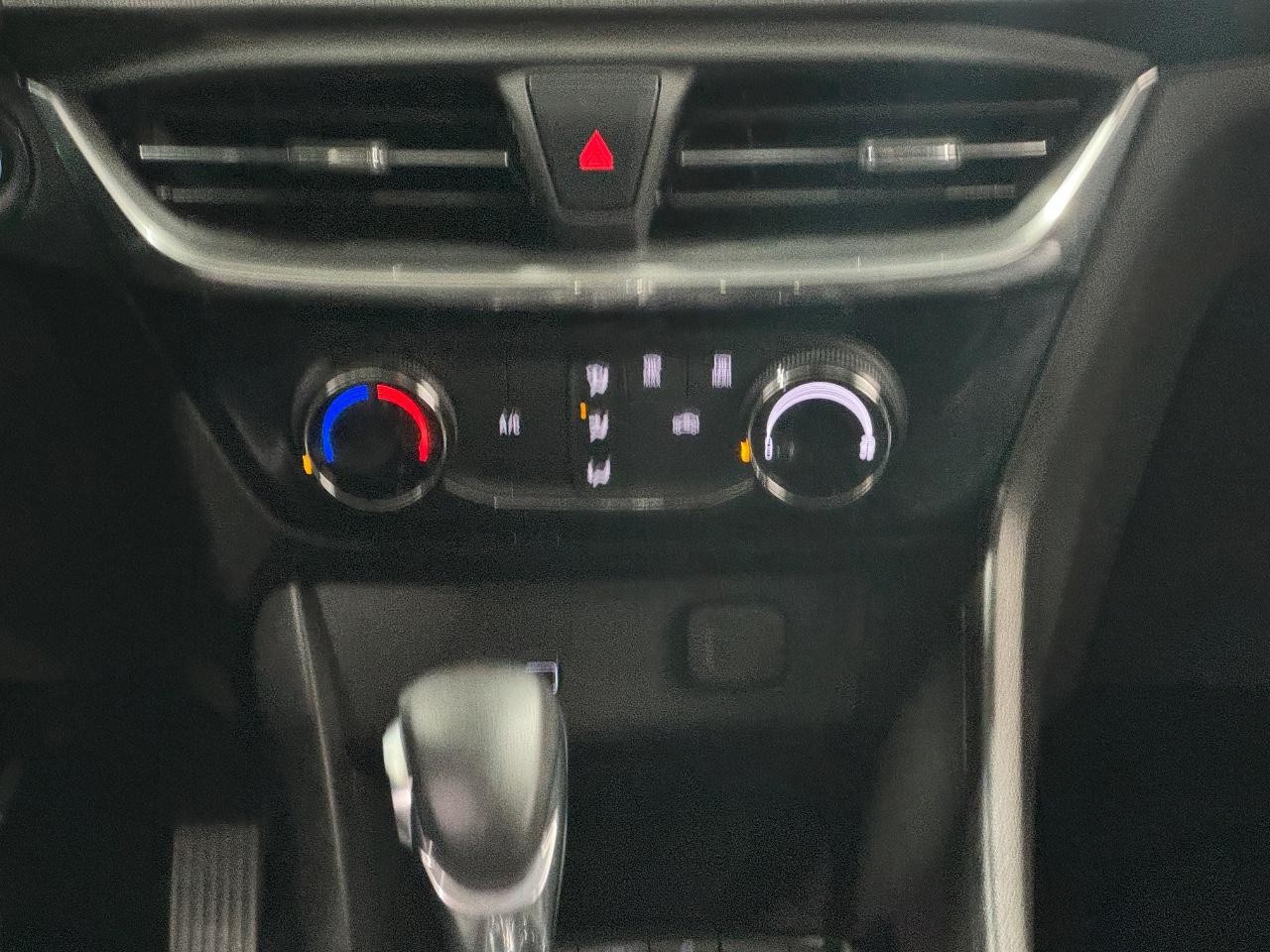 Buick Encore GX Vehicle Full-screen Gallery Image 14