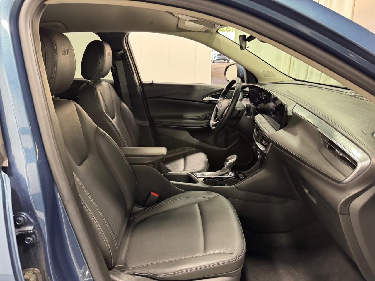 Buick Encore GX Vehicle Full-screen Gallery Image 17