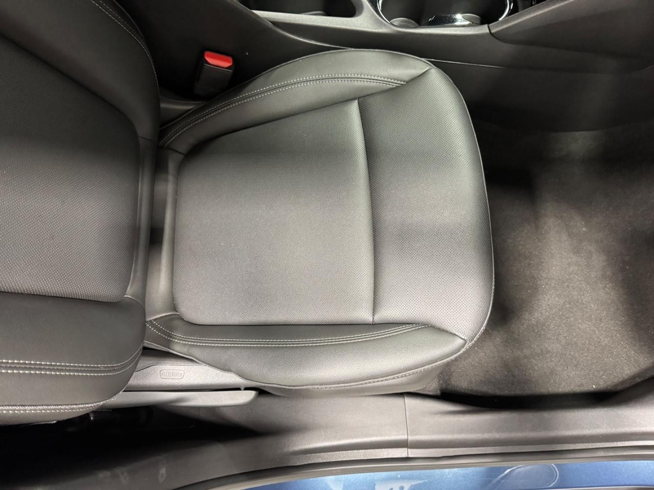 Buick Encore GX Vehicle Full-screen Gallery Image 18