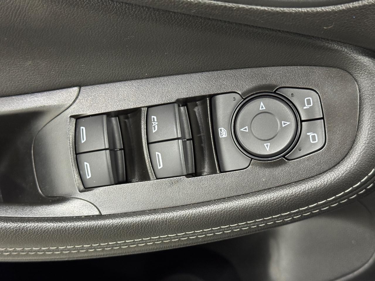 Buick Encore GX Vehicle Full-screen Gallery Image 23