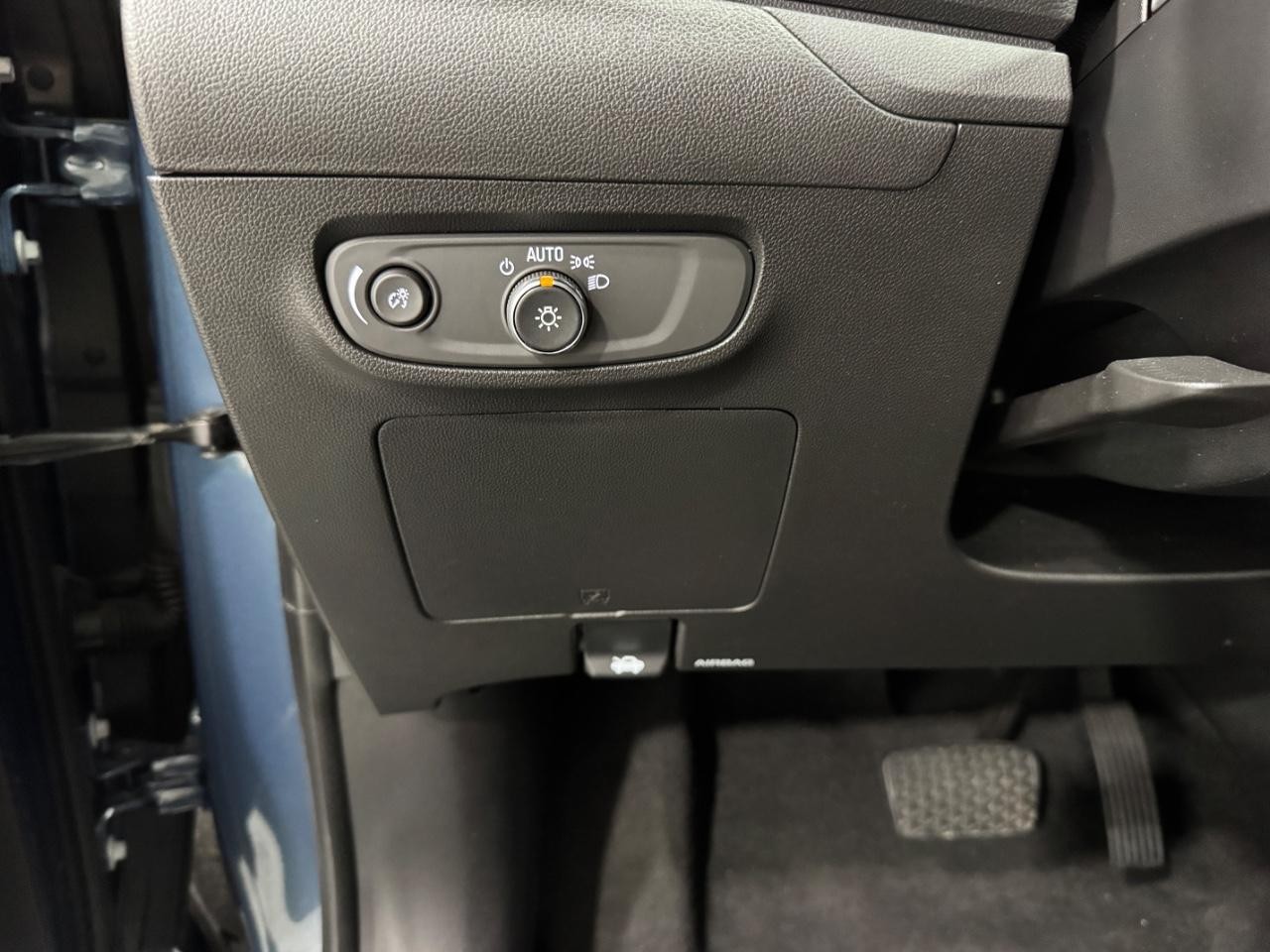 Buick Encore GX Vehicle Full-screen Gallery Image 27