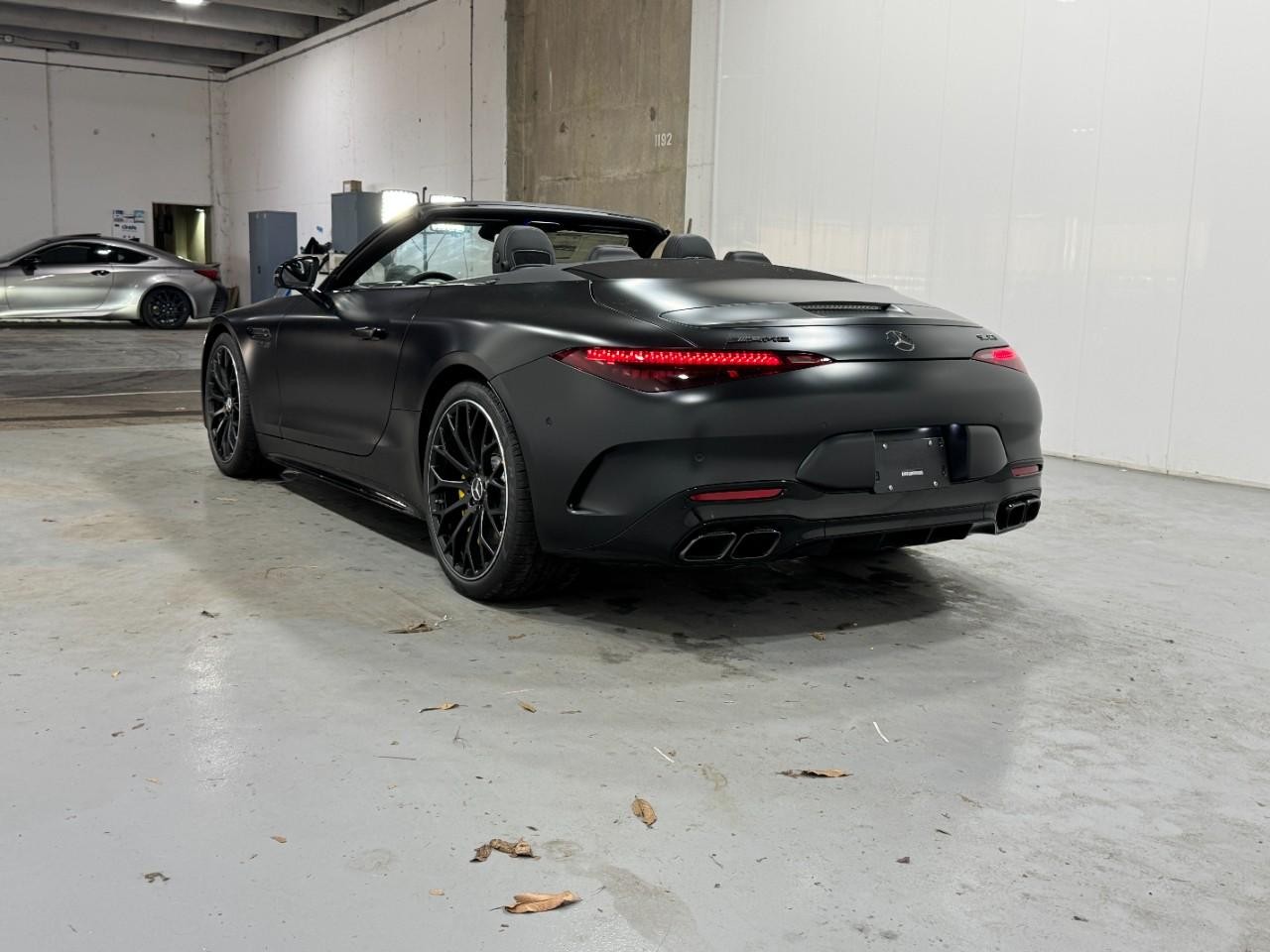 Mercedes-Benz SL Vehicle Full-screen Gallery Image 3