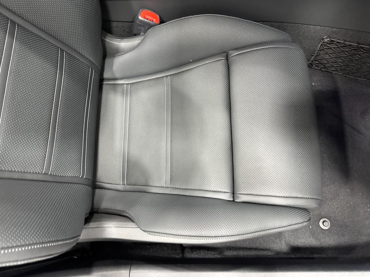 Mercedes-Benz SL Vehicle Full-screen Gallery Image 16