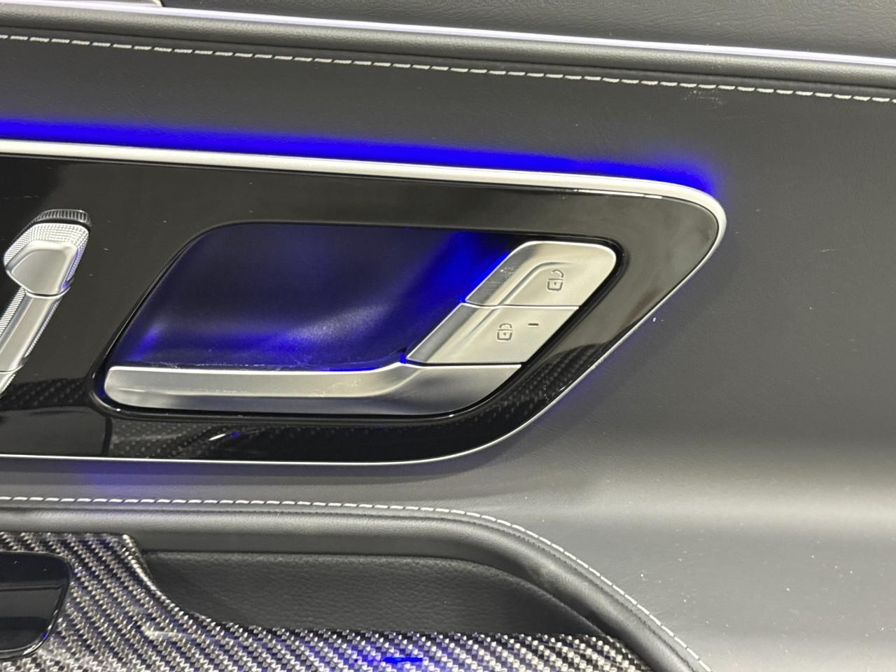 Mercedes-Benz SL Vehicle Full-screen Gallery Image 18