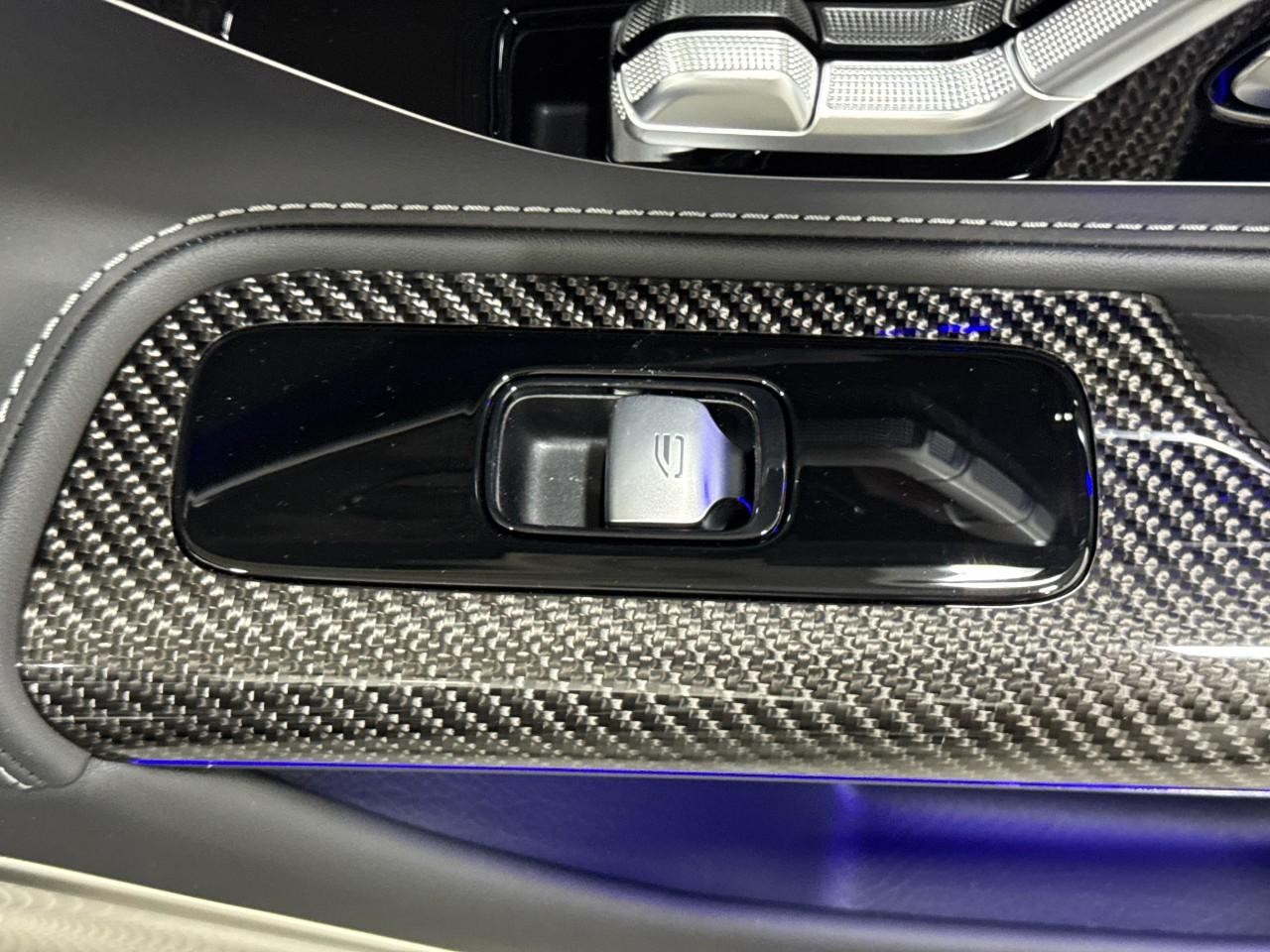 Mercedes-Benz SL Vehicle Full-screen Gallery Image 19